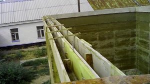 Дом из опилкобетона последний ряд усиление по периметру и анкера 16 08 2015