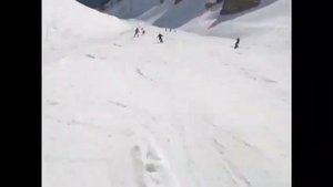 Побег лыжников от лавины в Швейцарских Альпах