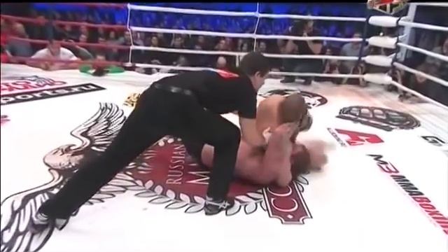 Александр Емельяненко вышел пьяным на ринг и сдался украинцу смотреть онлайн