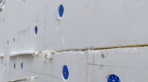 Как зачеканивать широкие швы и стыки между листами пенопласта, ремонт сколов и вмятин пенопласта