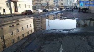 Очень большая лужа на Советской 71 города Холмск