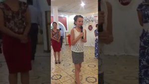 Девочка заплакала во время тоста, на свадьбе брата.