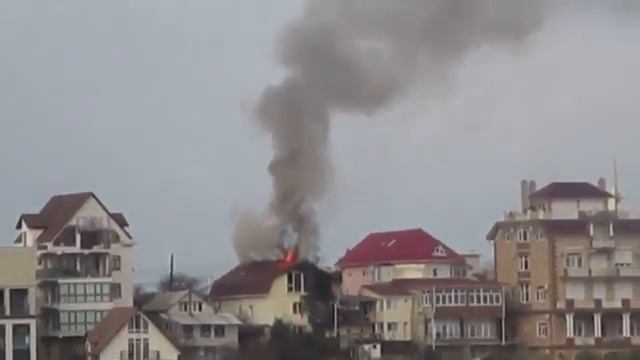 В Сочи загорелся жилой двухэтажный дом смотреть онлайн