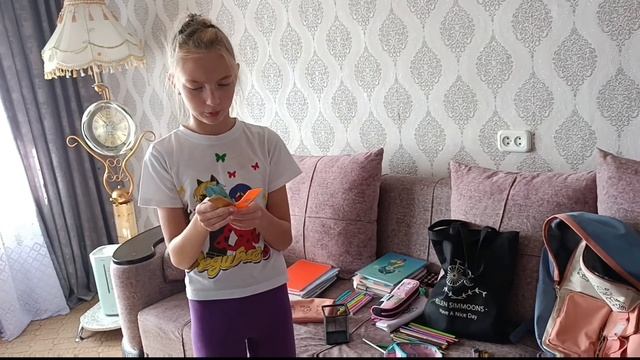 собрала портфель в школу.