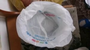 Мраморность с лаком для ногтей или акриловой краски на стекле или керамике.