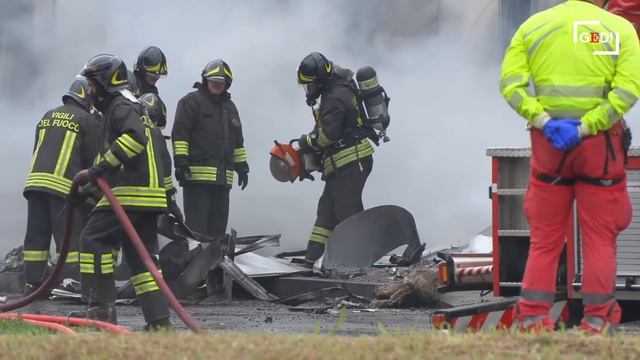 San Donato Milanese, aereo precipita su parcheggio: i vigili del fuoco a lavoro tra i detriti смотреть онлайн