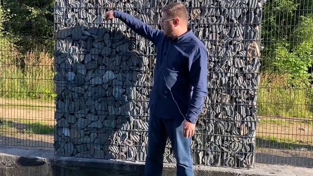 Декоративный забор  из сетки и камня.