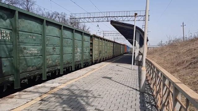 Электровоз 3ЭС5К-512 Ермак с грузовым поездом.