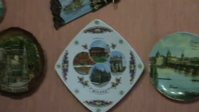 Интерьер гостинной - сувенирные тарелочки на стене смотреть онлайн