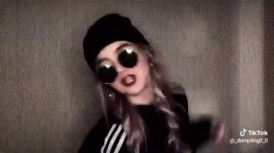 просто ходишь и молчишь нетупишь ..