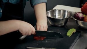 Карпаччо из креветок сувид с юзу дрессингом и чатни манго лайм