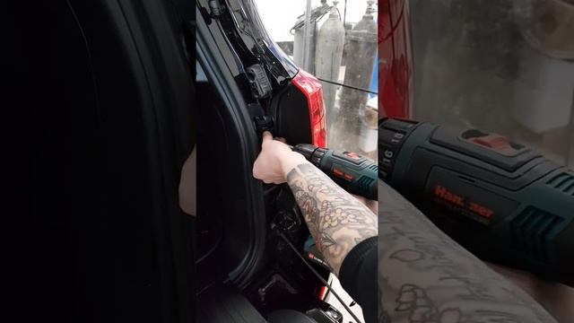 Toyota LC200 2017 демонтаж задних фонарей.ч1 смотреть онлайн