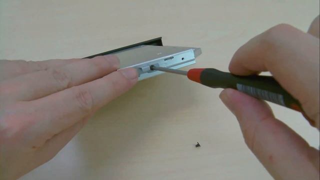 Toshiba серии C660/C665: Замена привода оптических дисков смотреть онлайн