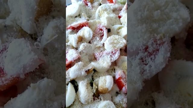 Салат Цезарь с курицей и сухариками классический - Caesar salad