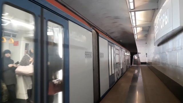 Электропоезд 81-765/766/767.4 No 058 на станции Воробьевы горы смотреть онлайн