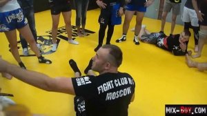 Алексей Олейник показал, как проводить удушение