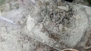Замес опилкобетона лопатой