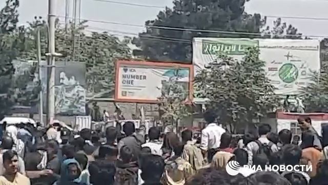 Тысячи людей пытаются проникнуть в аэропорт Кабула