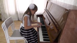 Шайдуллина Алия, 7 лет г  Уфа.  Ю. Слонов "Листок из альбома", М. Грачёв "Весёлые мастера"