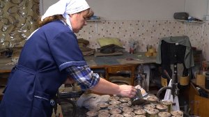 Прихожане Асиновского храма готовят походные свечи для бойцов СВО