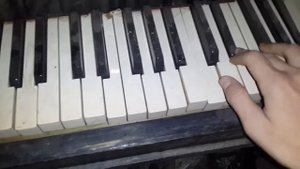 игра на заброшенном пианино