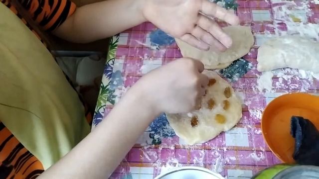 Делаем пирожки с капустой и булочки с изюмом смотреть онлайн