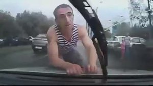 Пьяный ВДВшник прыгает на машину