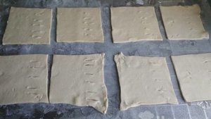 Слойки со сливой из слоеного теста