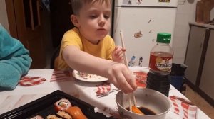 Лайфхак, как есть роллы