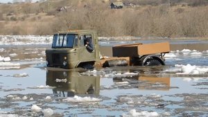 ГАЗ-66 с мотором ВАЗ прёт вброд по льдам! The Soviet truck is rushing through the ice