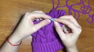 Детская шапочка узором коса с тенью. Детская шапочка спицами с ушками.