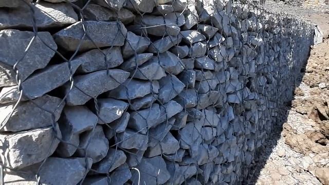 Укрепление склона габионами.