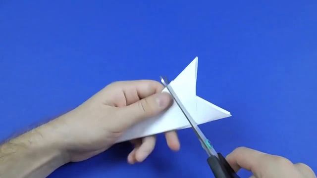 Как сделать снежинку из бумаги!!