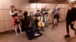 Уличные музыканты в подземном переходе в Купчино. Санкт-Петербург