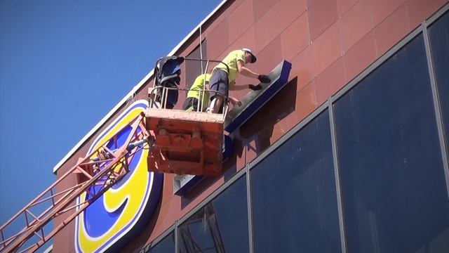 Наружная реклама в Гомеле - монтаж вывески "Евроопт" компания Свитовит