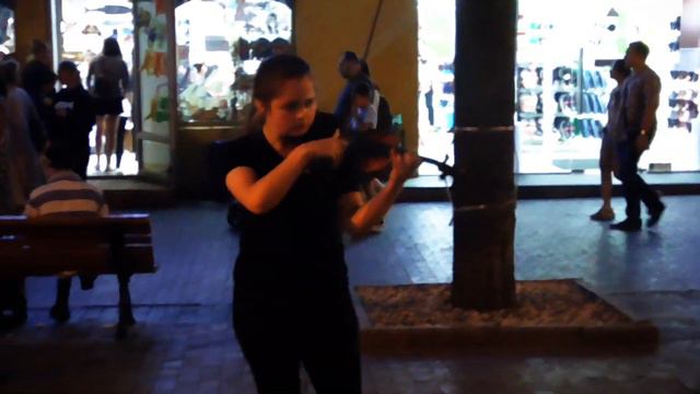 Девушка играет на скрипке, Одесса / Girl plays the violin, Odessa, Deribasovskaya street смотреть онлайн