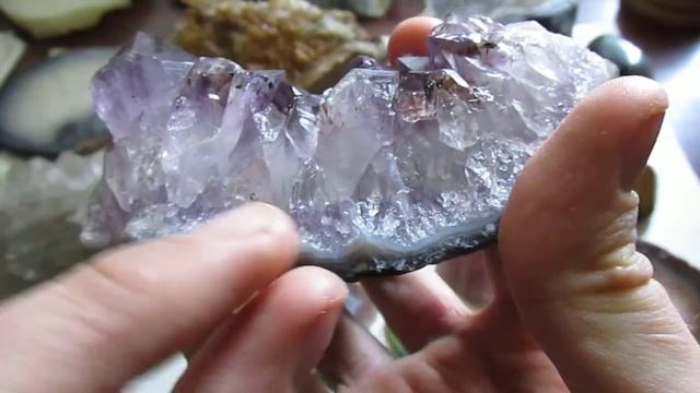 Кварц, аметист, цитрин, агат, сердолик... Отличия и сходства. смотреть онлайн