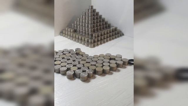 пирамида из монет, растущая от маленькой к большой