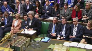 Премьер-министр Великобритании Тереза Мэй отложила голосование в парламенте по Brexit