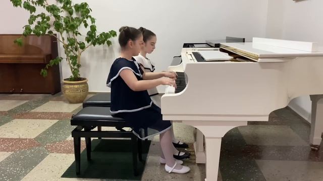 В. Гаврилин «Марш» (дуэт Мамилова Роза, Хидирова Дина). смотреть онлайн