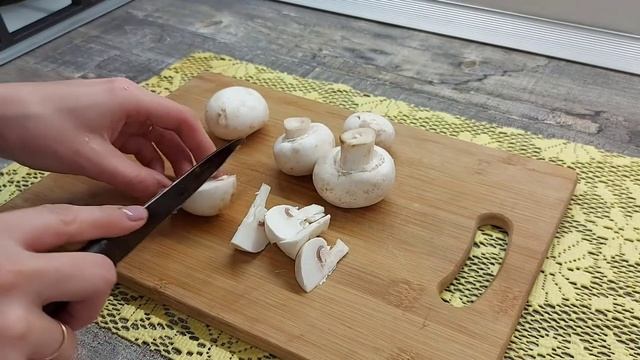 #жаренаякартошка # картошкасгрибами #рецептжаренойкартошки  Жареная картошка с грибами и луком.
