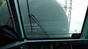 Вид из задней кабины грузового поезда. На побережье Черного моря.