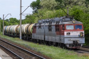 Побитый жизнью электровоз ВЛ80с-664 проходит платформу Техникум