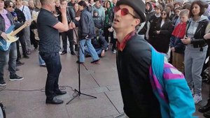 Алёна Апина - "Бухгалтер", группа "Висконти" выступает перед Домом Зингера на Невском проспекте...