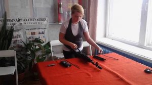 Девчонка разбирает и собирает автомат Калашникова за 18 секунд