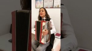 Посмотрите как девушка красиво поёт и играет на баяне