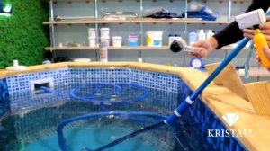 Чистка бассейна при обслуживании