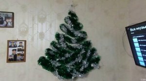 Ёлка на стене из гирлянды и мишуры , мастер класс . Пышная ёлка .