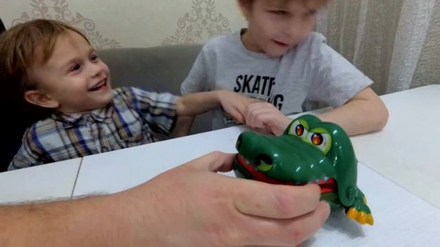 Игра кусачий крокодил ЧЕЛЛЕНДЖ!!! Кого покусает КРОКОДИЛ??? смотреть онлайн