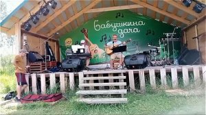 Ветер (сл. и муз. Тагир Мухаметов), за клавишами Михаил Финеев.